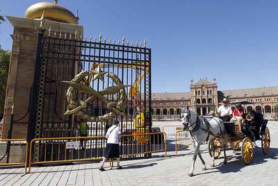 Preparativos para el rodaje de  Finchley dreams  ( El dictador ), en la plaza de España de Sevilla.