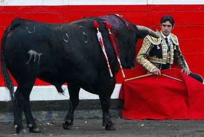 El torero francés Sebastián Castella, ayer ante su segundo toro de la tarde.