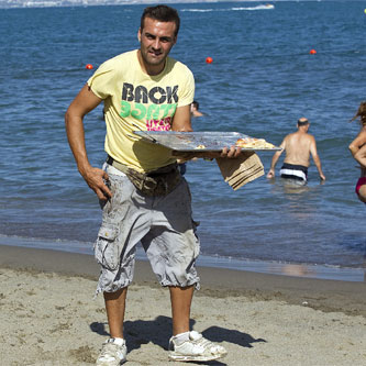 Uno de los vendedores ambulantes de pasteles en la playa de La Misericordia de Málaga.