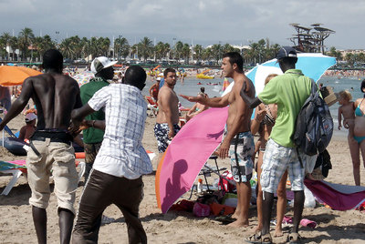Trifulca en la playa de La Pineda