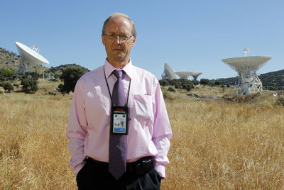 Pablo Pérez-Zapardiel, director de la estación de Robledo de Chavela, ante las antenas del complejo.