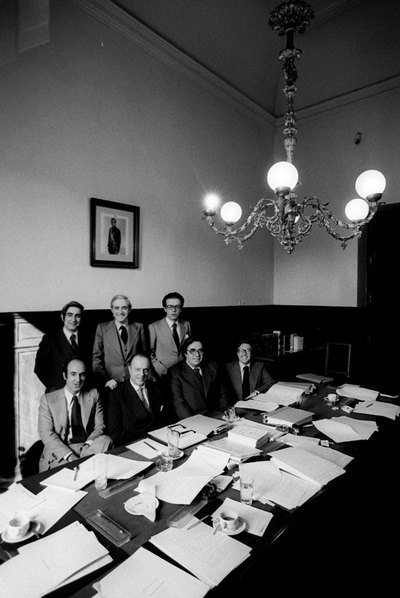 Los  padres  de la Constitución: Gabriel Cisneros, José Pedro Pérez Llorca y Miguel Herrero (de pie de izquierda a derecha). Sentados, Miquel Roca, Manuel Fraga, Gregorio Peces-Barba y Jordi Solé Tura.