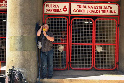 Un periodista de la SER en la puerta del estadio de San Mamés, al que no pudo acceder.
