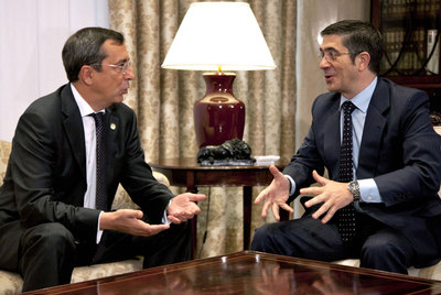 El  lehendakari,  Patxi López (derecha), habla con el diputado general vizcaíno, José Luis Bilbao, en su reunión oficial del pasado julio.