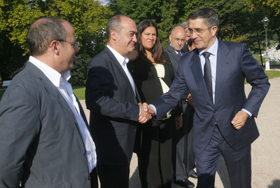 FRÍO SALUDO DEL 'LEHENDAKARI' Y BILDU