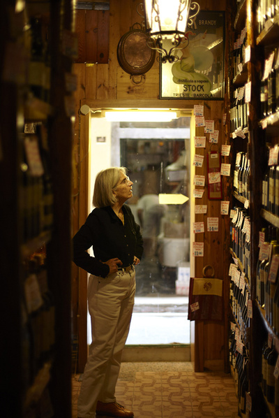 La novelista Donna Leon, en una pequeña bodega veneciana.