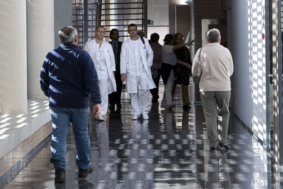 Pasillo de acceso a las consultas externas del hospital de Dénia (Alicante).
