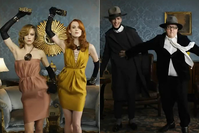 A la derecha, las modelos Karen Elson y Raquel Zimmermann bailando  reggaeton.  En la izquierda, dos modelos masculinos con el diseñador de Lanvin, Alber Elbaz.