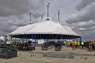 Montaje de la carpa principal que albergará el espectáculo   Corteo  , del Circo del Sol, en el Charco de la Pava en Sevilla.