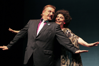 Javier Gurruchaga y Charo López en  Carcajada salvaje , en el teatro Bellas Artes.