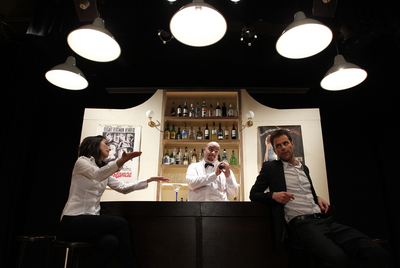 Escena de  No es tan fácil,  que se representa en la sala Azarte.