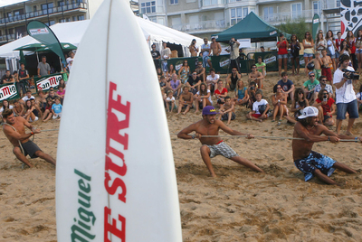 Un momento de la disputa de la prueba de   sokatira   entre surfistas ayer en Zarautz.