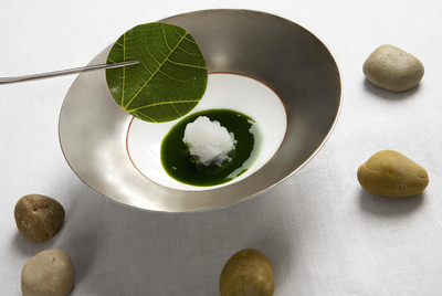 Plato con hoja de higuera del menú  In- novación-Provocación. 