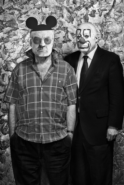 Luis Gordillo (Mickey Mouse) y Eduardo Arroyo (Payaso triste), en una de las fotos de  El País Semanal. 