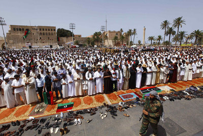 Miles de personas rezan en la céntrica plaza de los Mártires (antes plaza Verde), el pasado viernes en Trípoli.
