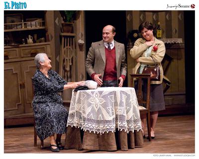 Asunción Balaguer, sentada, y Pepe Viyuela, en la versión teatral de 'El Pisito'.