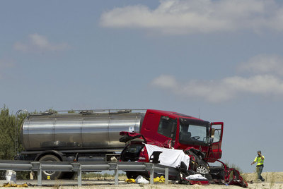 Un guardia civil inspecciona el lugar del accidente en el que perdió la vida la familia de Úbeda.