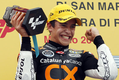 Marc Márquez, en el podio con su trofeo.
