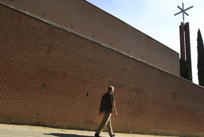 El arquitecto Rafael Fernández del Amo pasa ante la iglesia proyectada pr su padre José Luis Fernández del Amo en 1969.