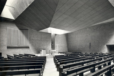 El techo de la iglesia tiene forma de pirámide truncada invertida.