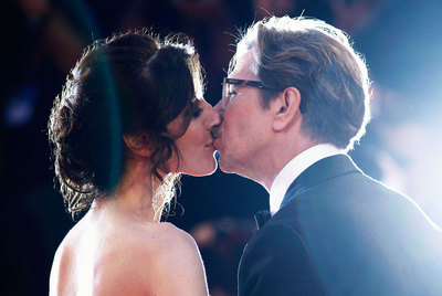 Gary Oldman y Alexandra Edenborough se besan anoche, en el pase de gala en Venecia de  El topo.  