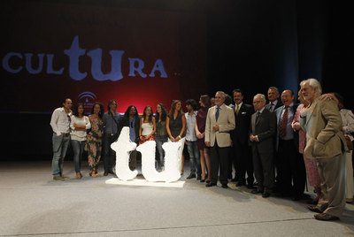 El presidente de la Junta, José Antonio Griñán (centro), rodeado ayer de profesionales de la cultura en el Teatro Central de Sevilla.