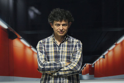 José Manuel Ballester ante su obra  Aparcamiento rojo  (Madrid).