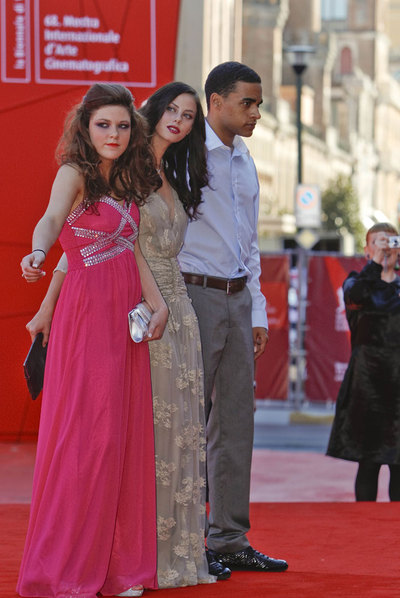 De izquierda a derecha, los actores de  Cumbres borrascosas  Shannon Beer, Kaya Scodelario y James Howson, ayer en Venecia. Al fondo, su directora, Andrea Arnold, retrata a los fotógrafos.