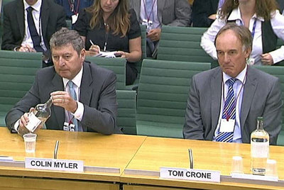 Colin Myler y Tom Crone, durante su comparecencia en el Parlamento británico.
