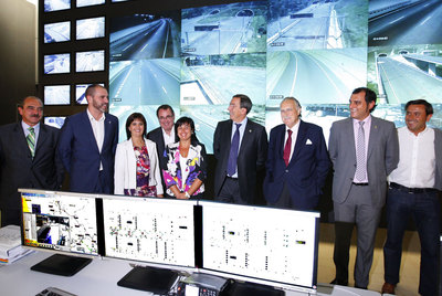 El grupo de autoridades que acudió ayer a la presentación de la 'Supersur', que entrará en servicio el próximo sábado.