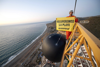 Greenpeace inicia una demolición simbólica de El Algarrobico