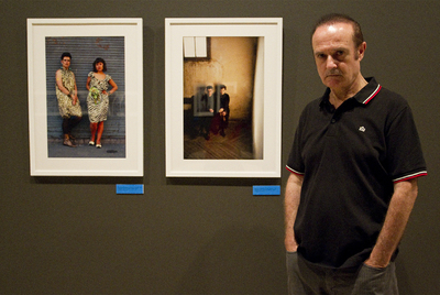 El fotógrafo Miguel Trillo, junto a dos de las obras que presenta en la exposición  Complicidades. 