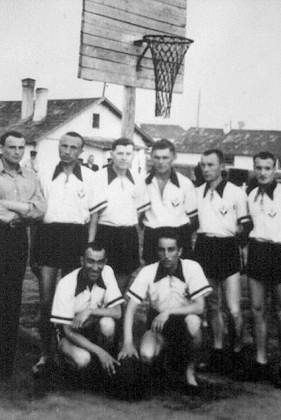 Equipo de jugadores lituanos prisioneros de la Unión Soviética en los cincuenta.