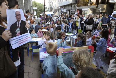 Pupitres en la calle contra el cierre de aulas públicas