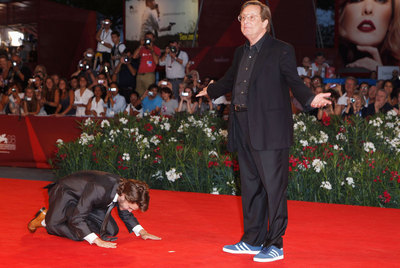El actor Emile Hirsch se postra ante William Friedkin, ayer en Venecia.