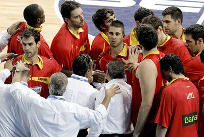 Scariolo, junto a sus jugadores durante el partido contra Portugal.