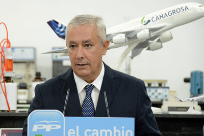 Javier Arenas, ayer durante una visita al parque empresarial de Aerópolis en Sevilla.