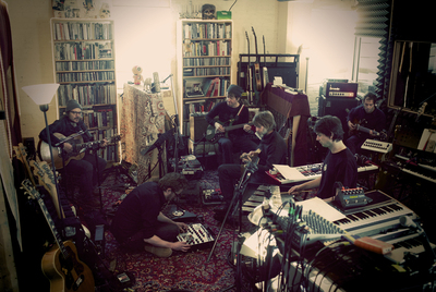 Jeff Tweedy, Mikael Jorgensen, Nels Cline, Patrick Sansone, Glenn Kotche, John Stirratt, en el  loft  de Wilco.