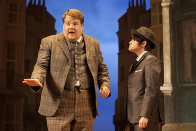 James Corden y Jemima Rooper, en una escena de  One Man, Two Guvnors,  de Richard Bean, sobre  Arlequín, servidor de dos amos,  de Carlo Goldoni.