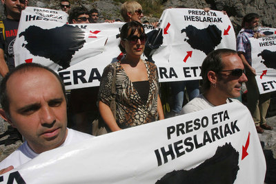 Larraitz Ugarte, en el centro, junto al resto de concentrados en favor de la reagrupación de los presos de ETA.