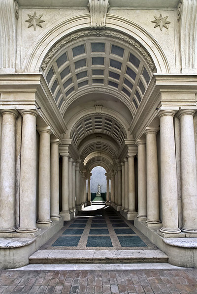 La galería de Borromini del Palazzo Spada se va encogiendo, lo que la hace parecer más larga de lo que es.