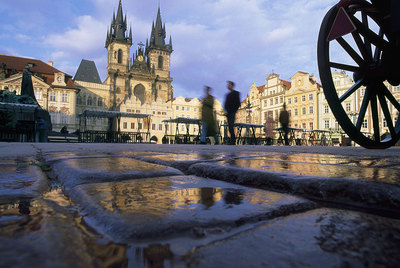 Sombras y misterios en la plaza de la Ciudad Vieja de Praga.