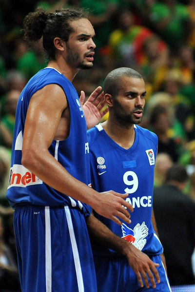 Noah, junto a Parker, en el partido contra Lituania.