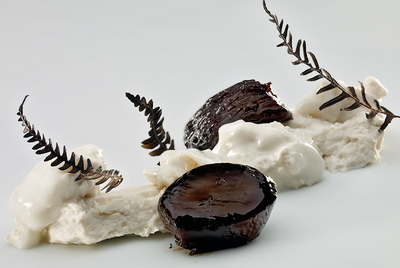 Requesón de leche de oveja con hojas quemadas de helecho.