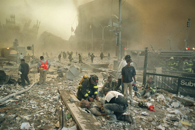 Un equipo de bomberos y médicos atienden a un herido justo después del atentado.