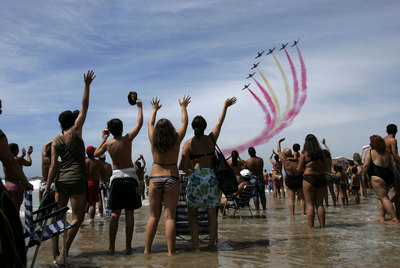 Los gaditanos acuden a la playa de la Victoria para mirar al cielo