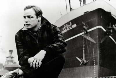 Marlon Brando, caracterizado como Terry Malloy, en Hoboken, donde se rodó  La ley del silencio. 