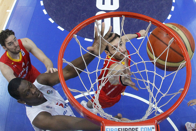 Rudy Fernández se hace con un rebote anticipándose a Seraphin en presencia de Pau Gasol.