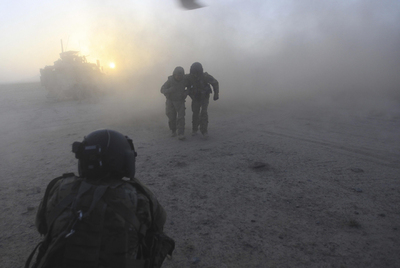 Un soldado estadounidense ayuda a un compañero herido en la provincia de Helmand, al sur de Afganistán.