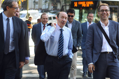 Rubalcaba (centro), con varios miembros de su equipo, a la salida de la conferencia que pronunció ayer en el Foro Nueva Economía.